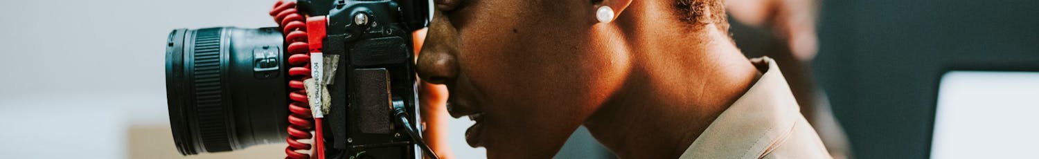 Kvinna filmar med sin kamera